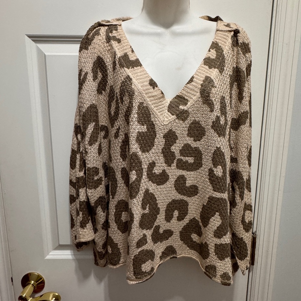 Pol size M green/cream leopard print oversized sweater v neck